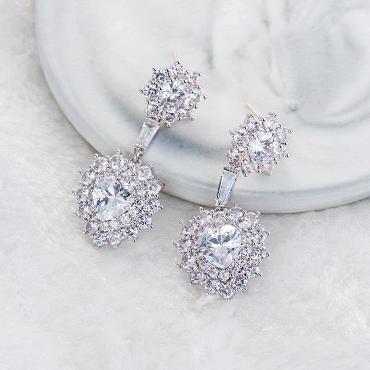 Aretes con zirconia cúbica en forma de corazón y baño de platino Veramorest