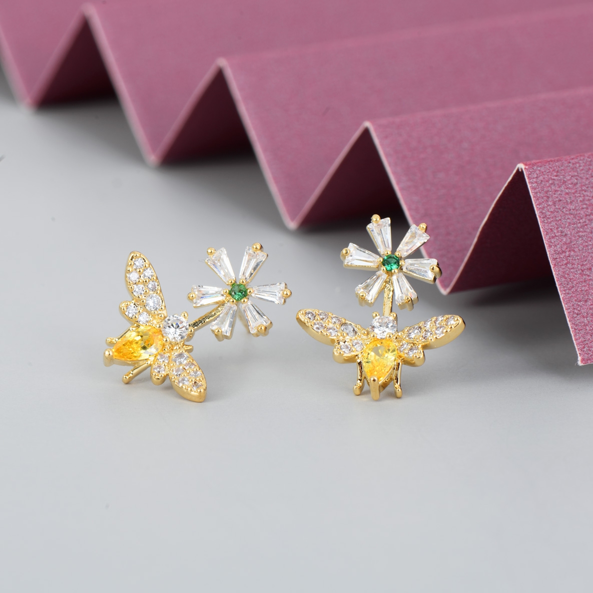 Aretes dorados con diseño de abeja y flor en circonias blancas, amarillas y verdes – Joyería femenina con mensaje espiritual Veramorest.