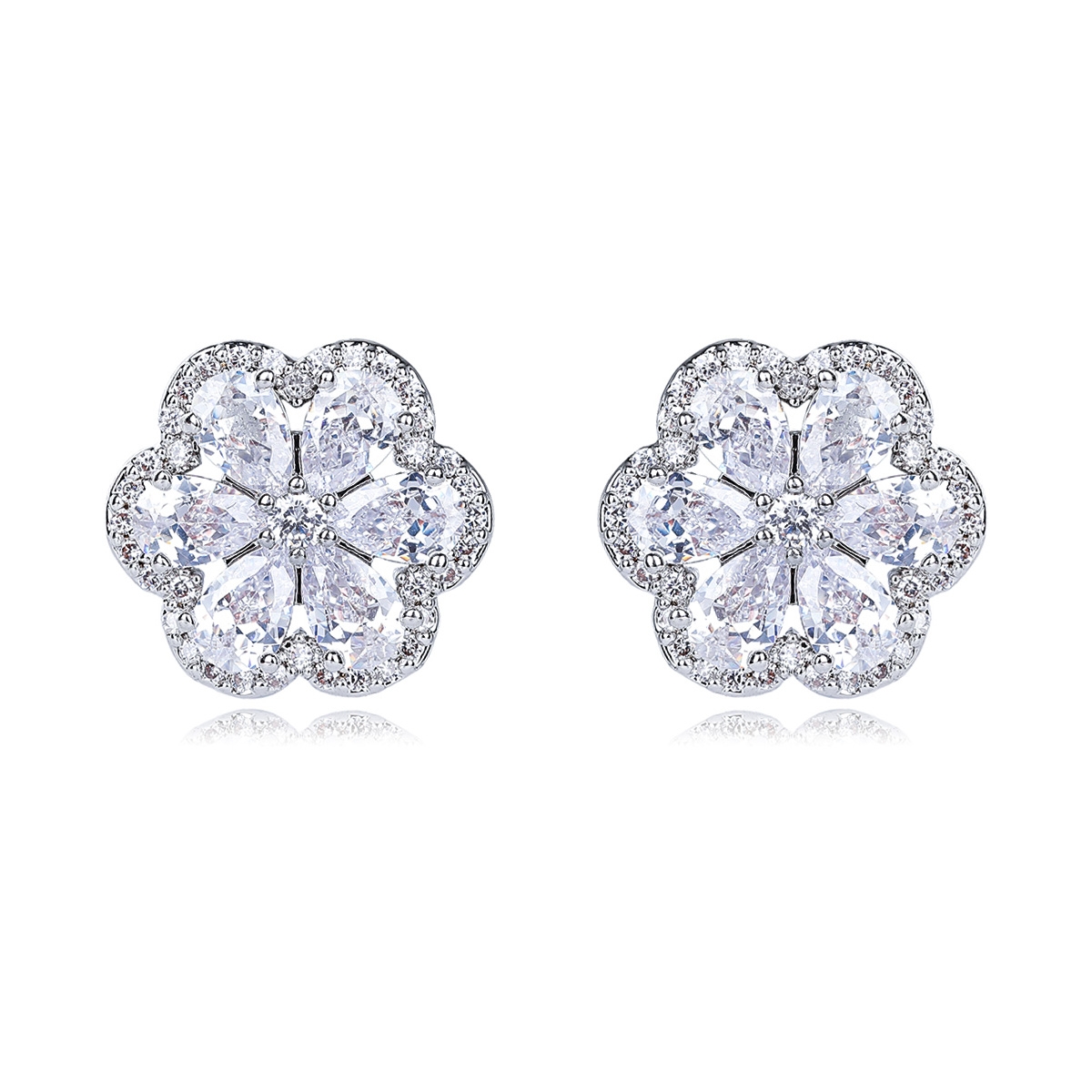 Aretes florales con zirconias brillantes y baño de platino – Veramorest