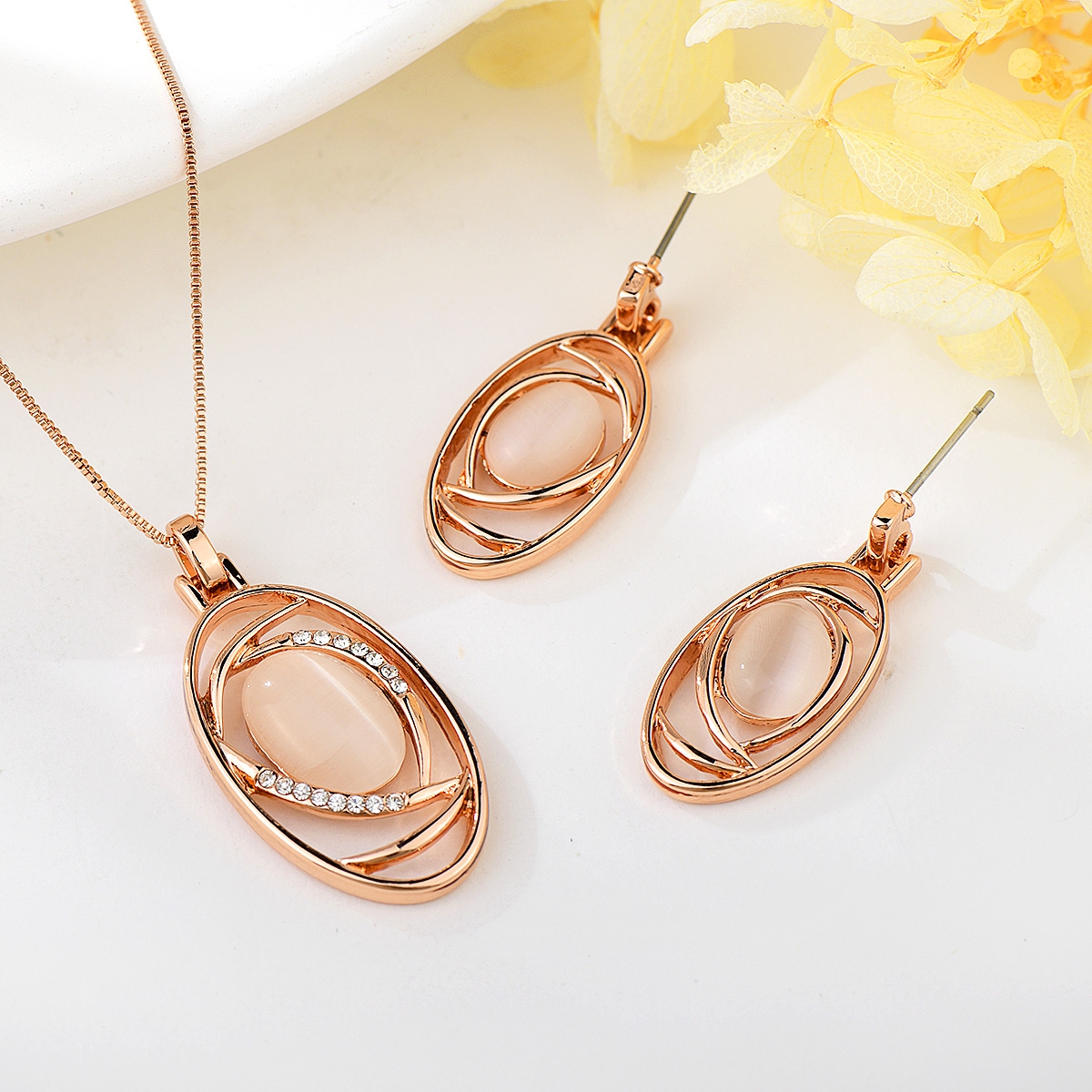 Set de collar y aretes en baño de oro rosa con piedra ovalada nude y circones brillantes – Veramorest