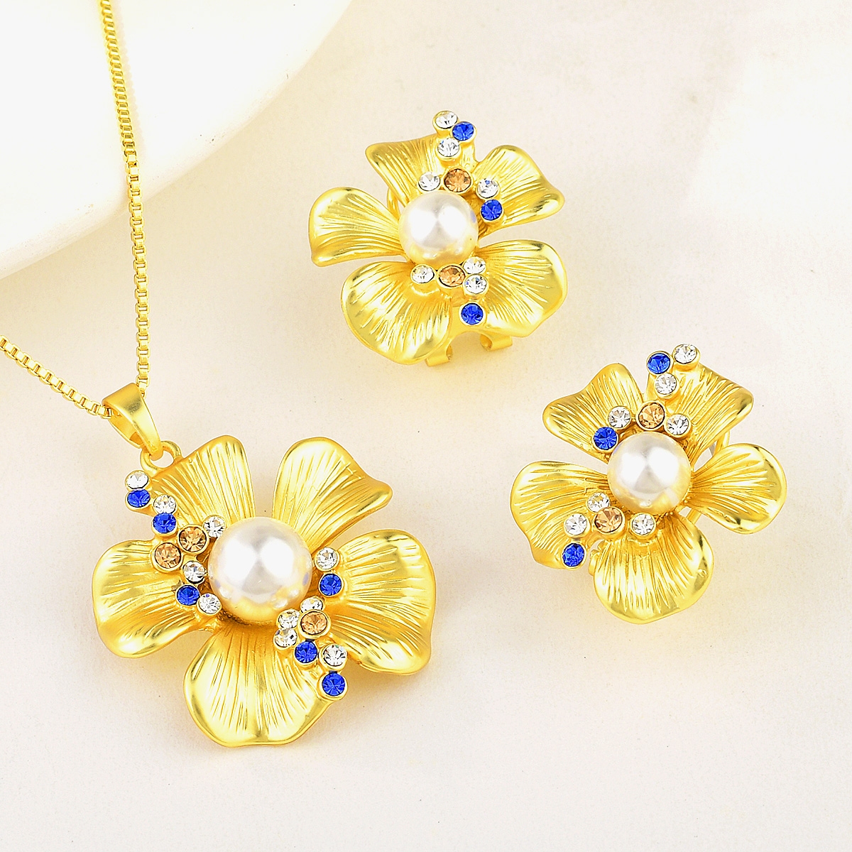 Set de Joyería Floral con Perla y Cristales – Baño de Oro Amarillo | Veramorest