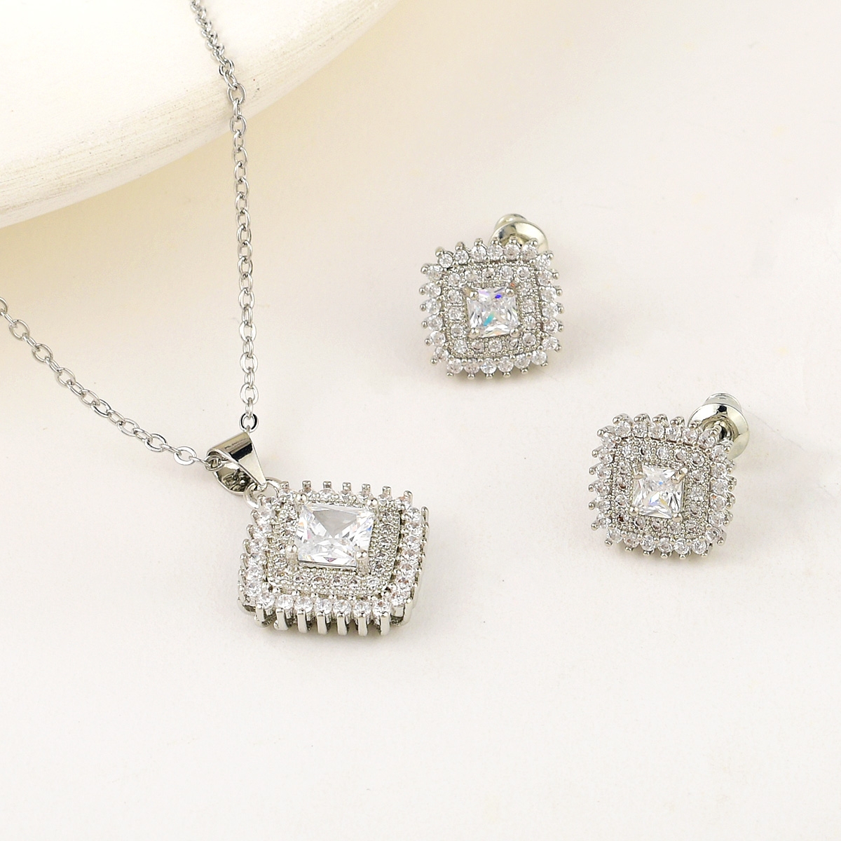 Collar y Aretes Plateados con Circonias Estilo Princesa  Veramorest