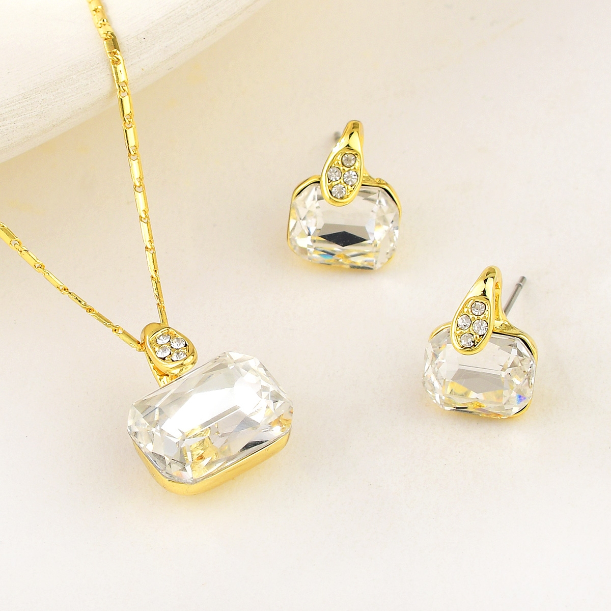 Set de collar y aretes en baño de oro con cristal blanco rectangular y detalles con circones – Veramorest