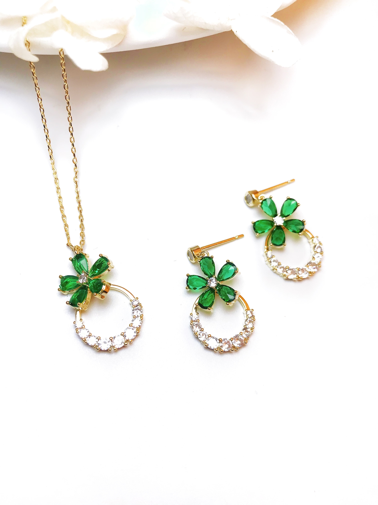 Set Esperanza Natural – Collar y Aretes Flor Verde con Circonias en Baño de Oro | Veramorest