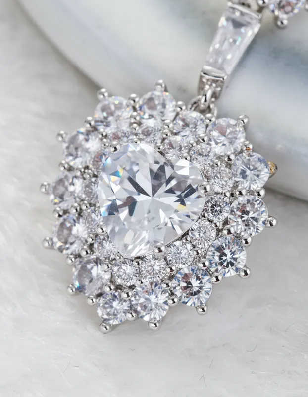 Aretes colgantes con corazón de zirconia rodeado de cristales, diseño elegante bañado en platino – Veramorest joyas