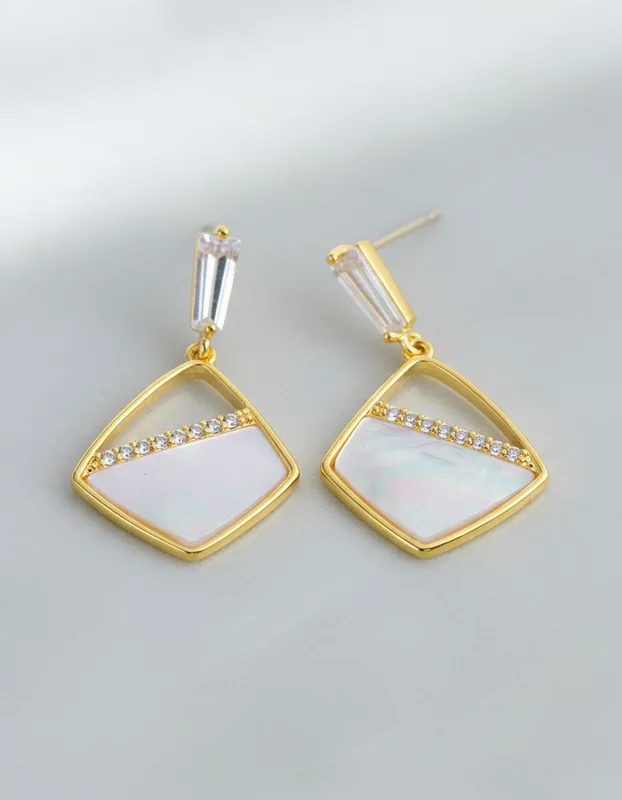 Aretes colgantes dorados con madreperla blanca y circonias – estilo sereno y femenino Veramorest.2