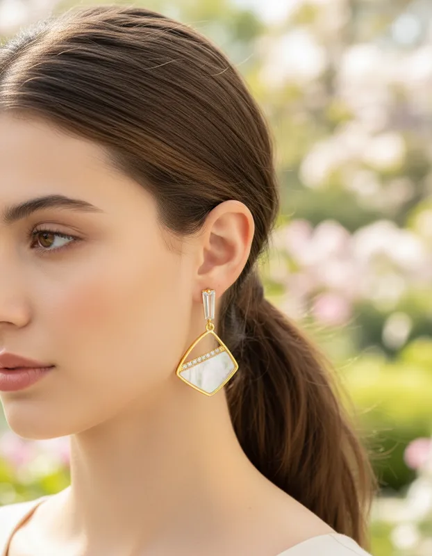 Aretes colgantes dorados con madreperla blanca y circonias – estilo sereno y femenino Veramorest.3