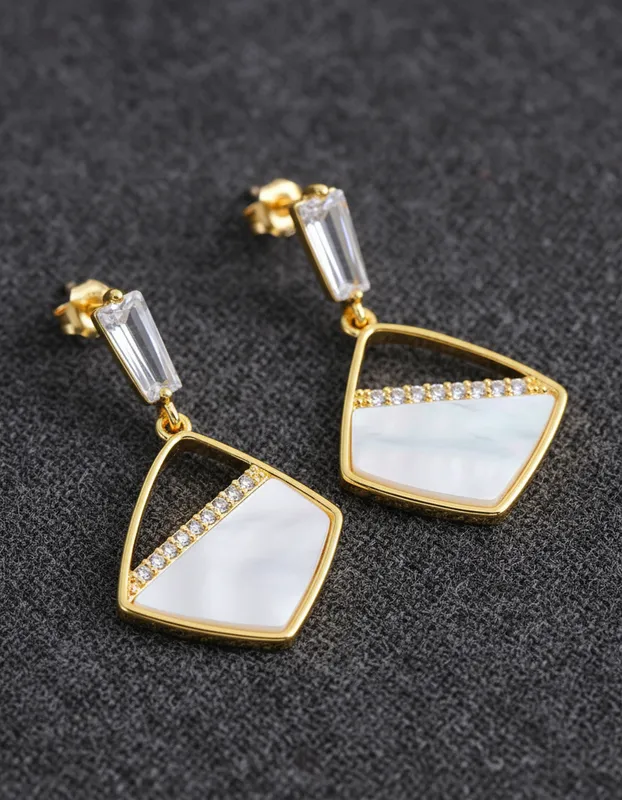 Aretes colgantes dorados con madreperla blanca y circonias – estilo sereno y femenino Veramorest.4