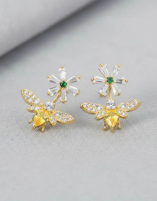 Aretes dorados con diseño de abeja y flor en circonias blancas, amarillas y verdes – Joyería Veramorest.