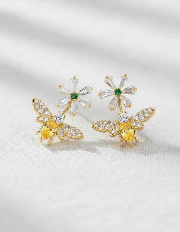 Aretes dorados con diseño de abeja y flor en circonias blancas, amarillas y verdes – Joyería femenina Veramorest.