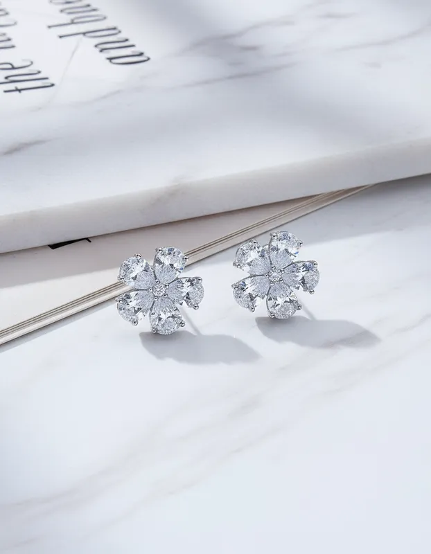 Aretes en forma de flor con cinco pétalos de circonia brillante – diseño elegante y femenino Veramorest