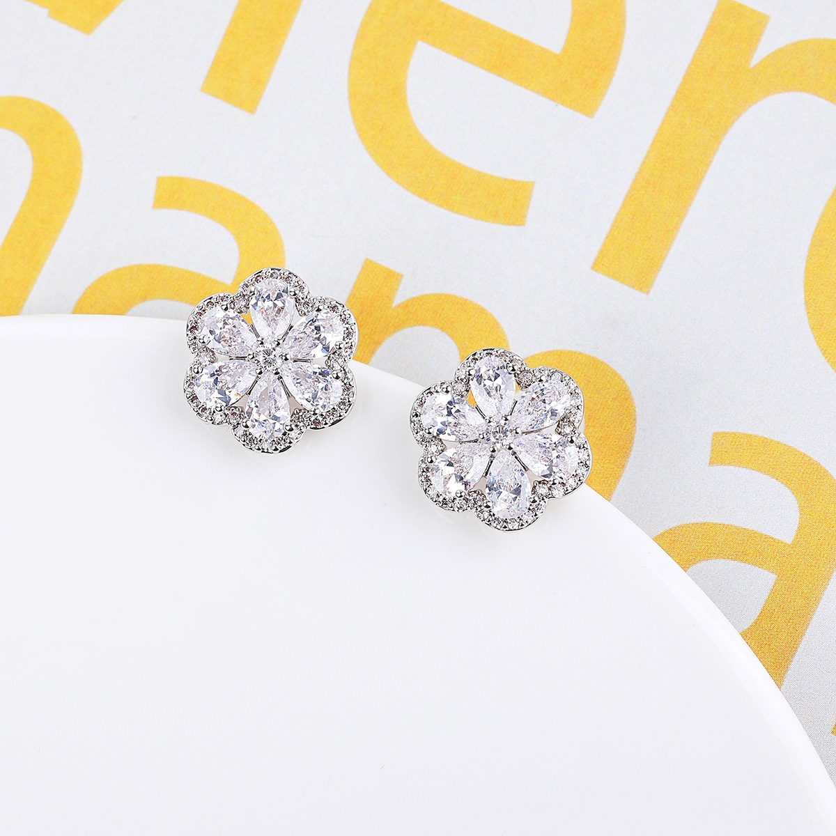 Aretes florales con zirconias brillantes y baño de platino – Veramorest