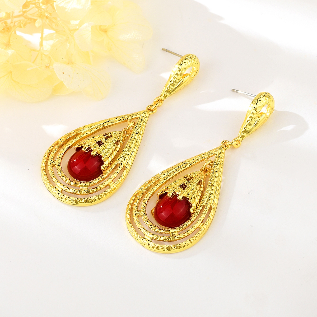 Aretes dorados largos con piedra roja estilo lágrima – Veramorest