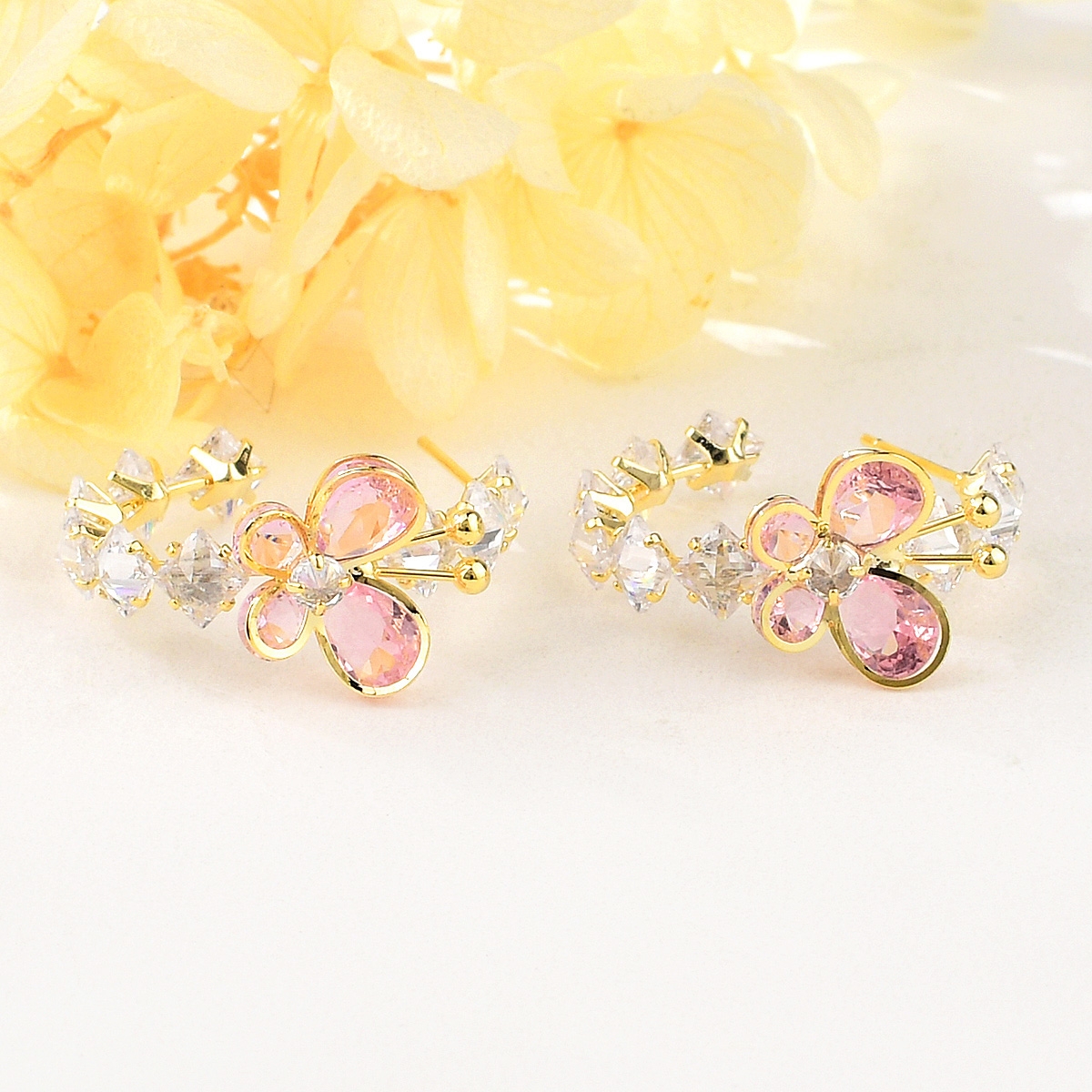 Aretes dorados con mariposa de zirconia rosa y piedras blancas – Veramorest