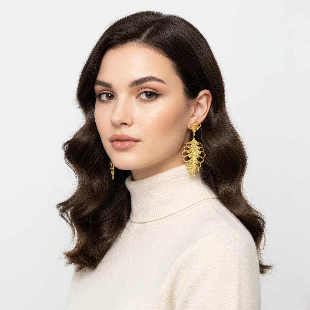Aretes largos dorados tipo pluma calada con diseño elegante y femenino – Veramorest