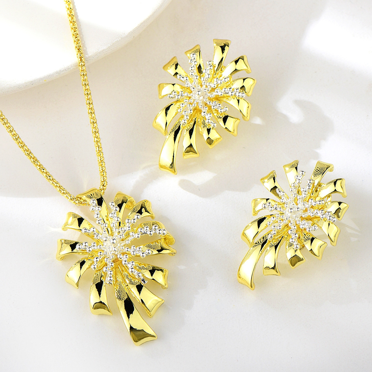 Set de collar y aretes en baño de oro con diseño floral y micro circones – Veramorest