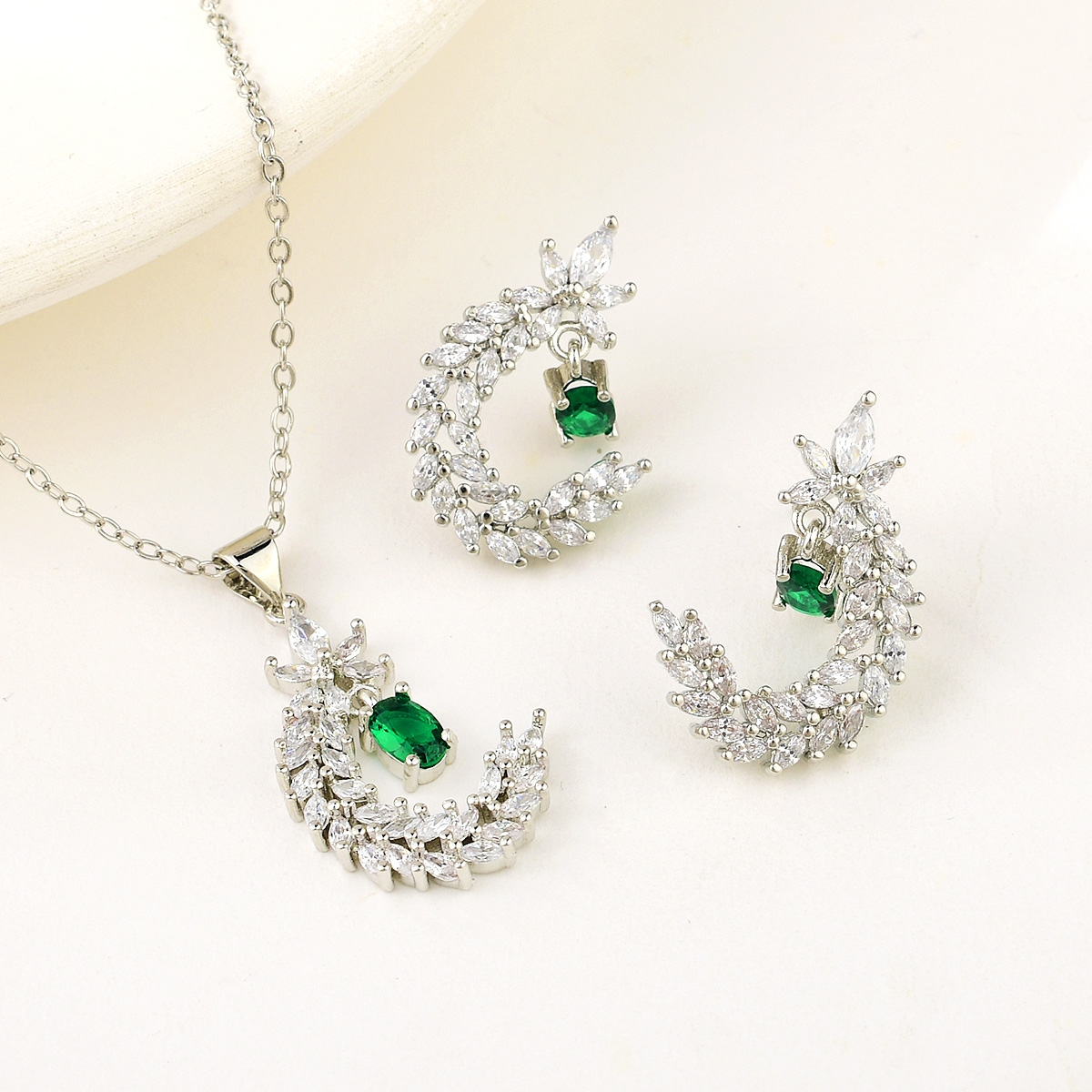 Collar y Aretes en Baño de Plata con Cristales y Piedra Verde | Veramorest Collar y Aretes en Baño de Plata con Cristales y Piedra Verde | Veramorest