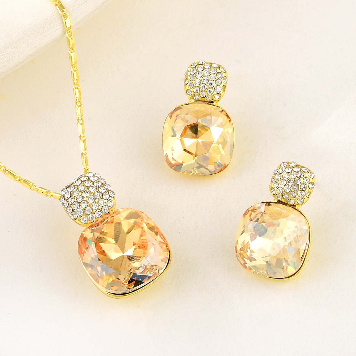 Set de Joyeria Aretes y Collar Champagne en Baño de Oro con Cristales – Veramorest