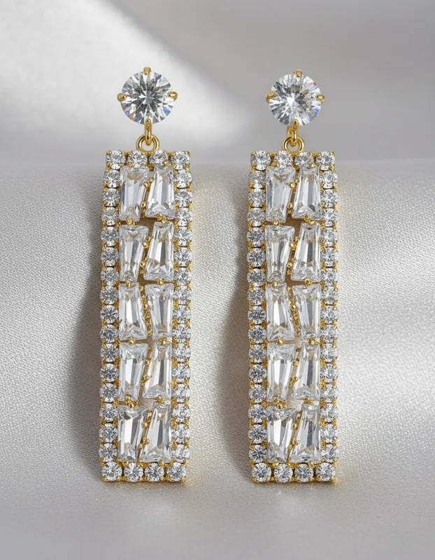 Aretes largos rectangulares con cristales tipo baguette y baño de oro – Veramorest