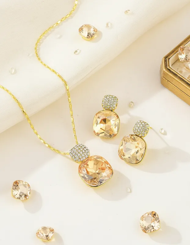 Set de joyería geométrica dorada con cristales Veramorest