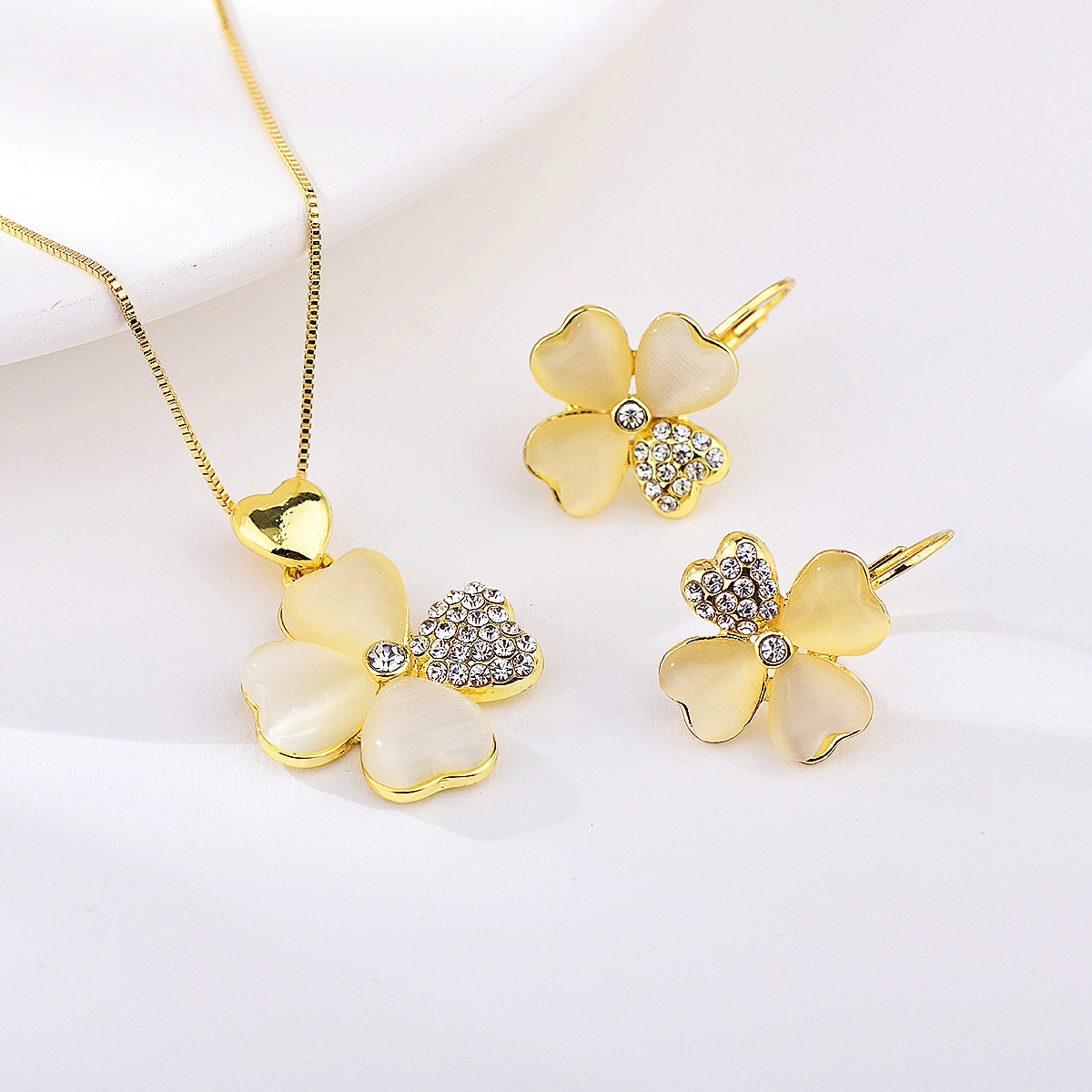 Set Milagro Dorado – Collar y Aretes Veramorest