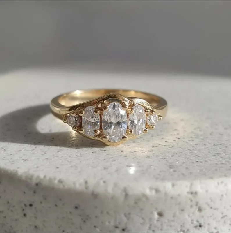 Anillo dorado con cinco circonias transparentes en corte ovalado – estilo elegante y simbólico de Veramorest.