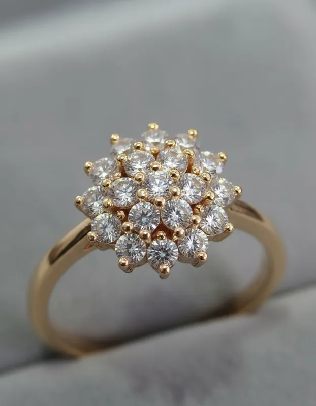 Anillo tipo ramillete con múltiples circonias brillantes sobre base dorada – diseño elegante y voluminoso Veramorest.