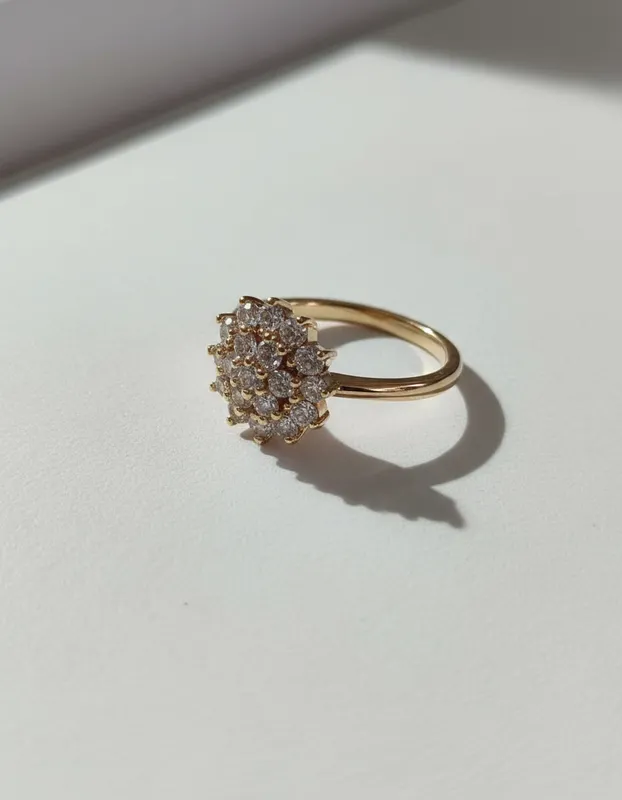 Anillo tipo ramillete con múltiples circonias brillantes sobre base dorada – diseño elegante y voluminoso Veramorest.