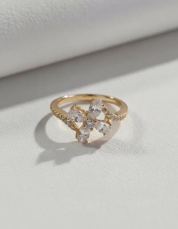 Anillo dorado con flor de circonias blancas marquise – diseño elegante y luminoso de Veramorest.