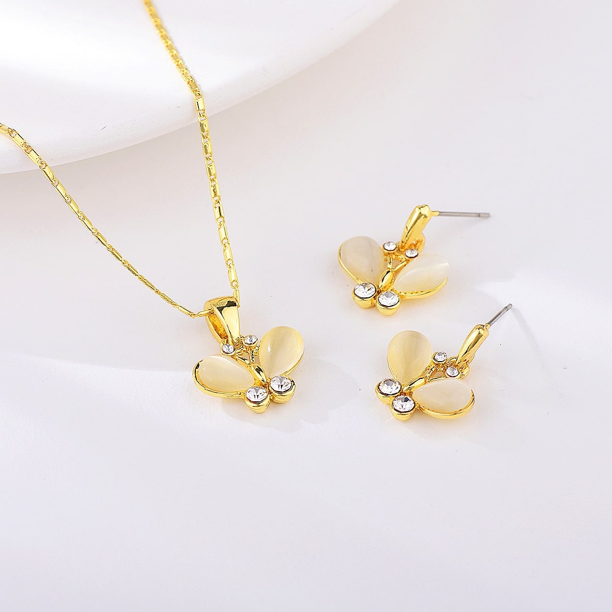 Set Collar y Aretes Mariposa Dorada – Baño en Oro 24k | Veramorest