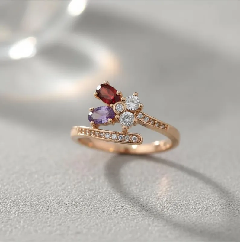 Anillo dorado con diseño floral de piedras multicolor y circonias – estilo femenino y espiritual Veramorest