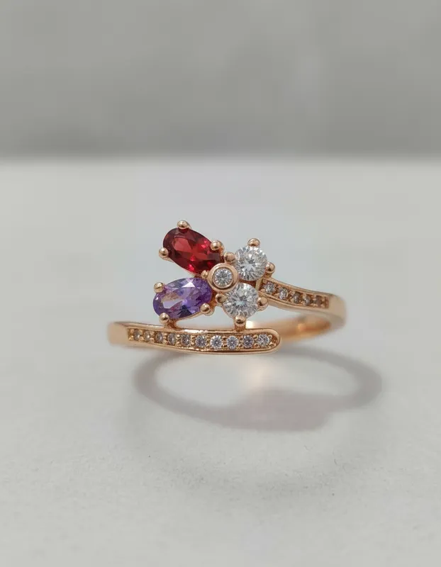 Anillo dorado con diseño floral de piedras multicolor y circonias – estilo femenino y espiritual Veramorest.