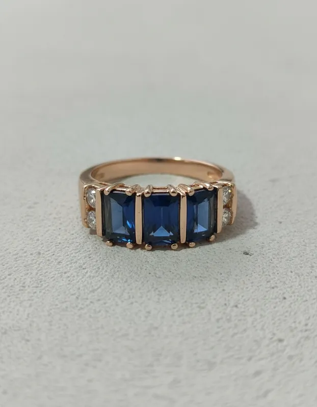 Anillo con piedras azul zafiro inspirado en Proverbios 31:25. Elegancia con propósito