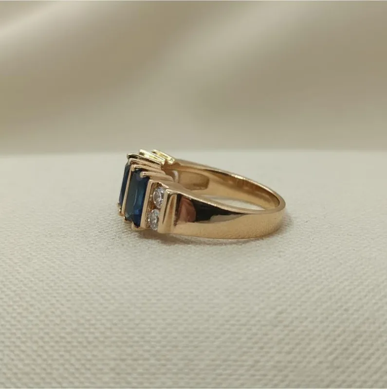 Anillo Veramorest con piedras azul zafiro inspirado en Proverbios 31:25. Elegancia con propósito