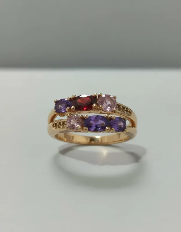 Anillo doble con cristales en tonos vino y lavanda. Inspirado en Proverbios 31:25: “Se reviste de fuerza y dignidad”. Veramorest