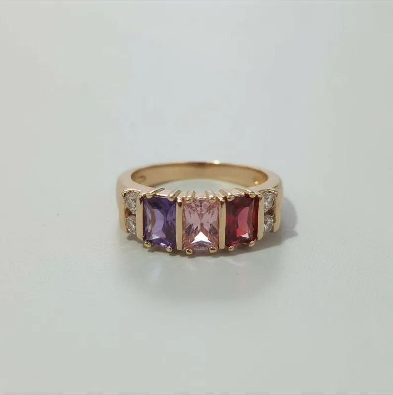 Anillo Dorado con Piedras Rectangulares Multicolor – Brilla con Propósito | Veramorest