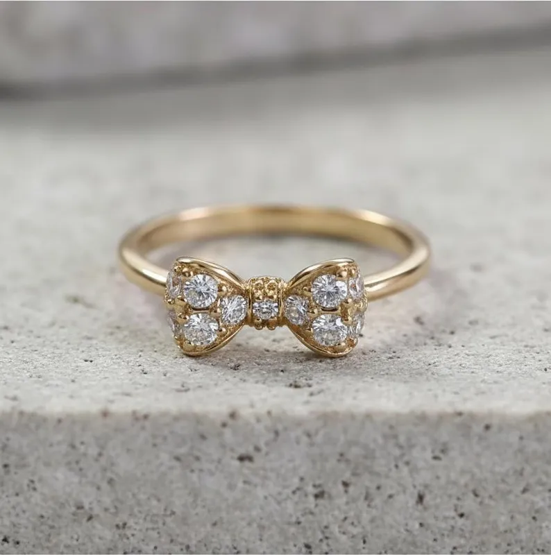 Anillo Lazo con Circonias – Dulzura Femenina que Brilla con Fe | Veramorest