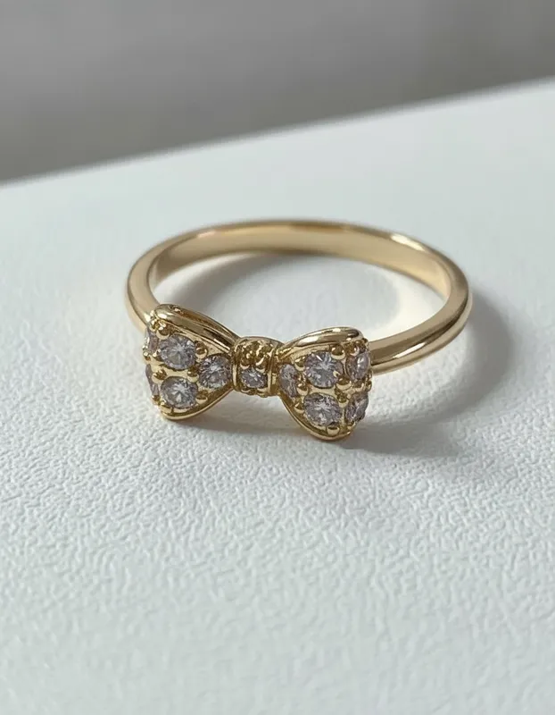 Anillo dorado con lazo central decorado en circonias – diseño elegante y femenino con inspiración espiritual | Veramorest.
