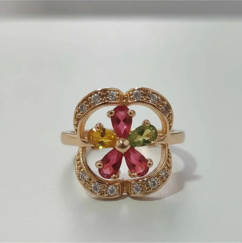 Anillo con forma de flor y cristales en colores rojo, verde y amarillo – diseño vibrante y elegante de Veramorest.