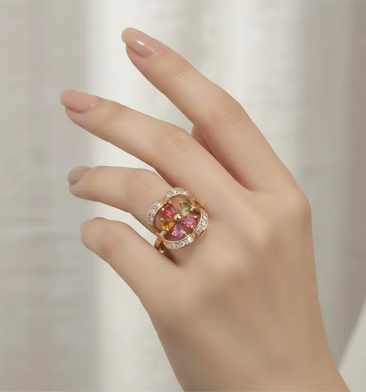 Anillo con forma de flor y cristales en colores rojo, verde y amarillo – diseño vibrante y elegante de Veramorest.