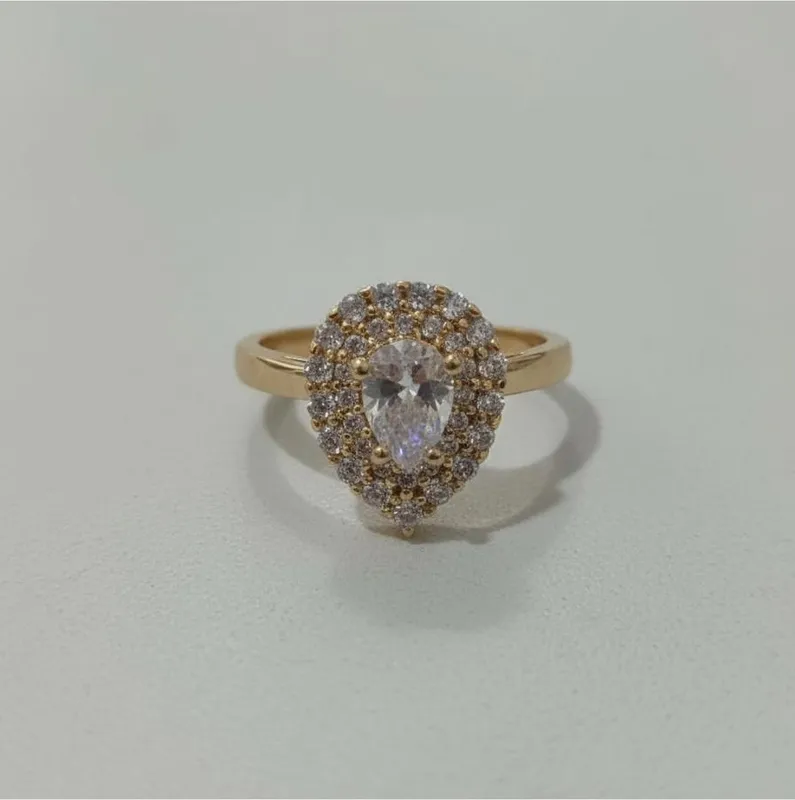 Anillo forma de gota con brillantes, inspirado en Cantares 4:7. Belleza sin defecto para mujeres únicas. Veramorest.
