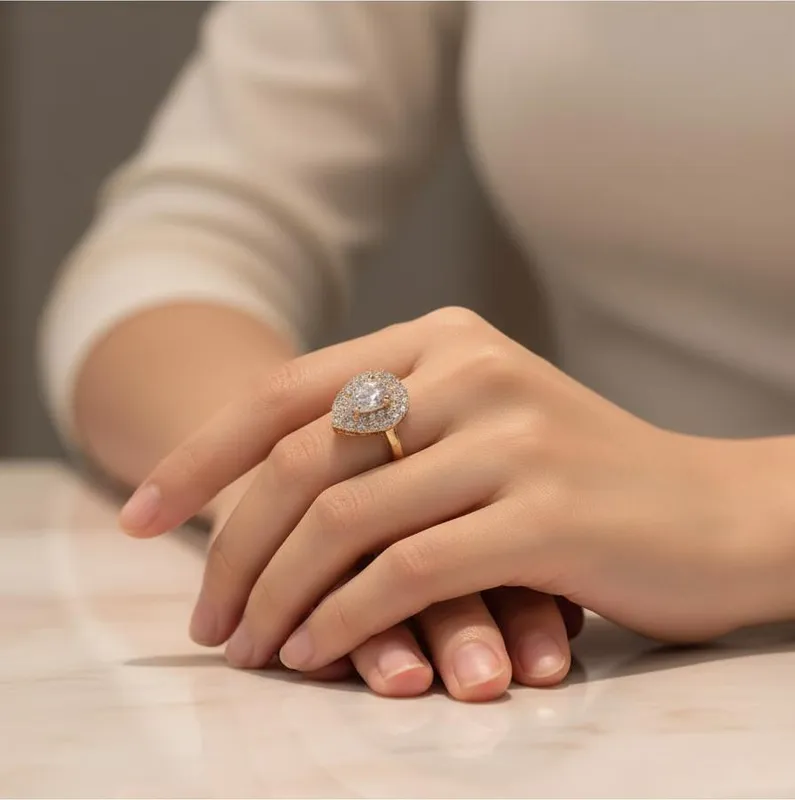 Anillo forma de gota con brillantes, inspirado en Cantares 4:7. Belleza sin defecto para mujeres únicas. Veramorest.