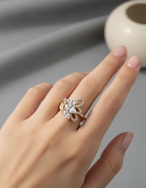 Belleza que florece con propósito  Inspirado en la suavidad de la naturaleza, este anillo dorado presenta un diseño en forma de hoja adornado con cristales tipo marquise y detalles curvos que evocan el movimiento del viento. Es una joya que transmite gracia, renovación y fortaleza interior.  Cada cristal refleja luz con elegancia, como un recordatorio de que lo natural también puede ser deslumbrante.  🔸 Material: Aleación con baño dorado 🔸 Diseño: Hoja decorativa con cristales marquise y detalles curvos con incrustaciones 🔸 Color: Dorado brillante con cristales transparentes 🔸 Inspiración bíblica: “Será como árbol plantado junto a corrientes de aguas, que da su fruto en su tiempo, y su hoja no cae…” — Salmo 1:3  Una joya para quienes encuentran fuerza en sus raíces y florecen a su tiempo.  📏 ¿Tienes dudas con la talla? Encuentra nuestra guía de tallas en el carrusel de fotos del producto.