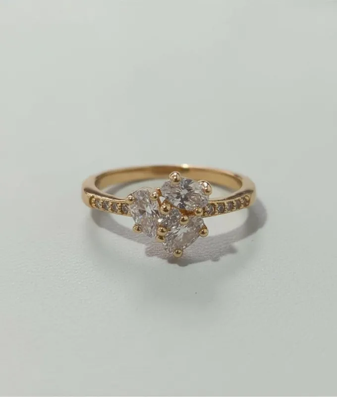 Anillo dorado con cristales de corazón, inspirado en Proverbios 31:25 – fuerza y dignidad para la mujer Veramorest