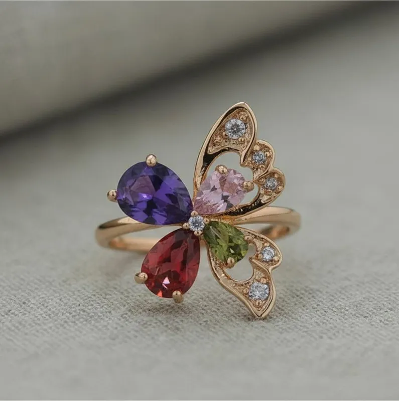 Anillo dorado con diseño de mariposa y piedras multicolor – Veramorest