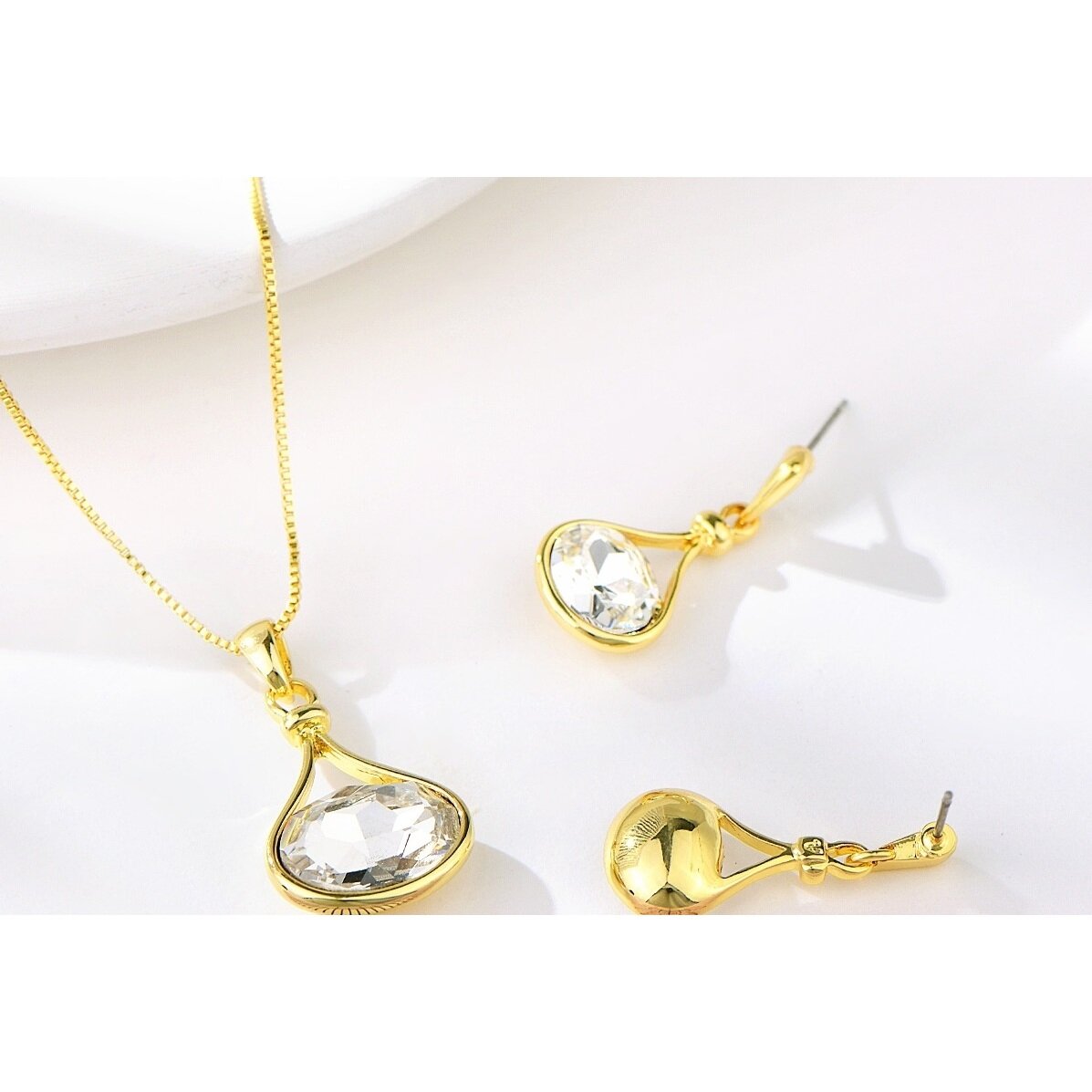Set Aretes Y Collar Dorado Maxine - Imagen 2