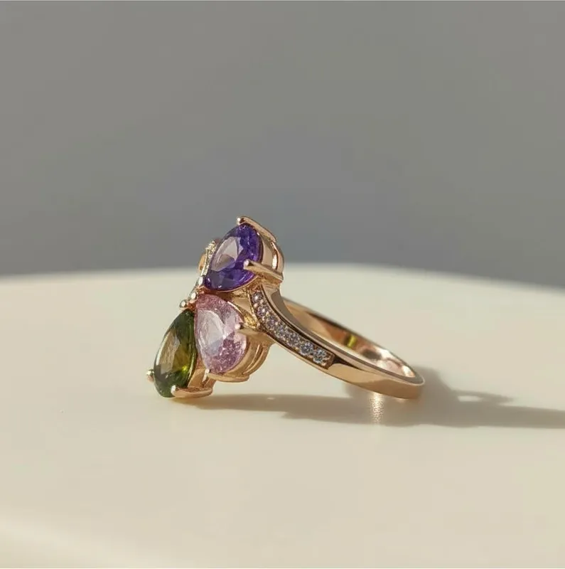 Anillo de oro rosa con cristales en forma de gota color púrpura, rosa y verde – diseño floral elegante Veramorest.